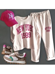 On replonge dans les année 70 avec cet ensemble écru sweat ample manches courtes+ jogging, motif NEW YORK 1989 couleur fushia.