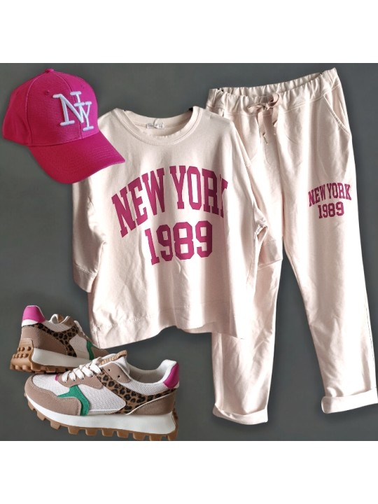 On replonge dans les année 70 avec cet ensemble écru sweat ample manches courtes+ jogging, motif NEW YORK 1989 couleur fushia.