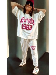 On replonge dans les année 70 avec cet ensemble écru sweat ample manches courtes+ jogging, motif NEW YORK 1989 couleur fushia.