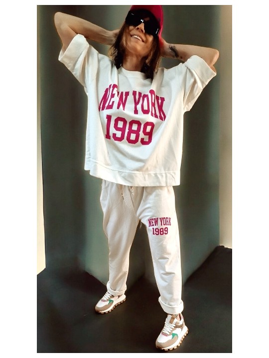 On replonge dans les année 70 avec cet ensemble écru sweat ample manches courtes+ jogging, motif NEW YORK 1989 couleur fushia.