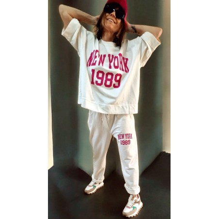 On replonge dans les année 70 avec cet ensemble écru sweat ample manches courtes+ jogging, motif NEW YORK 1989 couleur fushia.