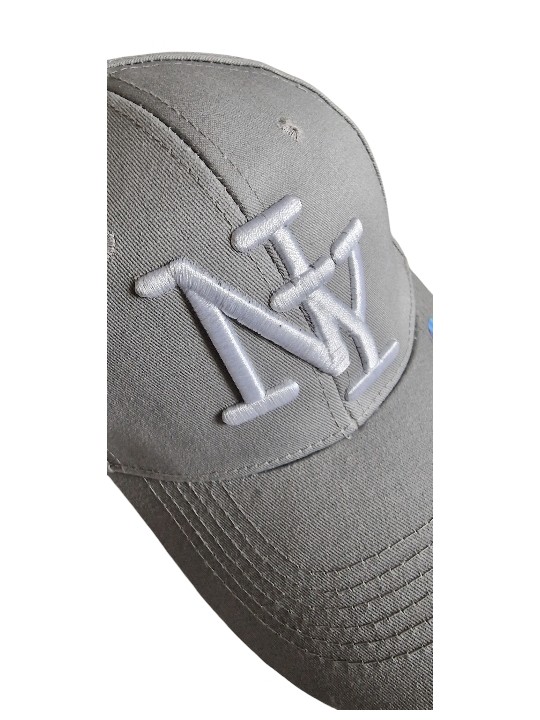 Casquettegris perle "fashion essential" de vos tenues, logo NY blanc .