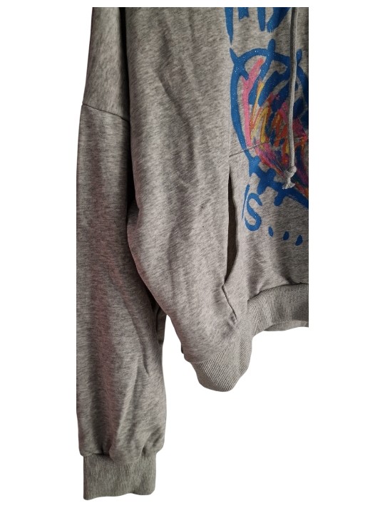 Sweat capuche gris chiné, motif multicolore style graffitis.