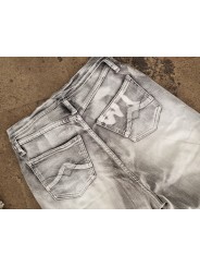 Jean "regular" gris stone washed qui se portera baggy, effet d'usures travaillées, coupe LOOSE et ses maxi revers.