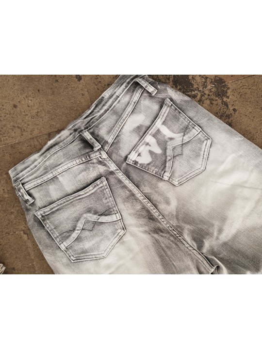 Jean "regular" gris stone washed qui se portera baggy, effet d'usures travaillées, coupe LOOSE et ses maxi revers.