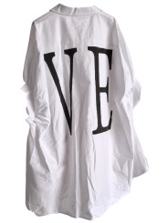 Chemise longue et oversize blanche, inscriptions LO VE recto/verso, écritures styles graffitis rose bonbon.