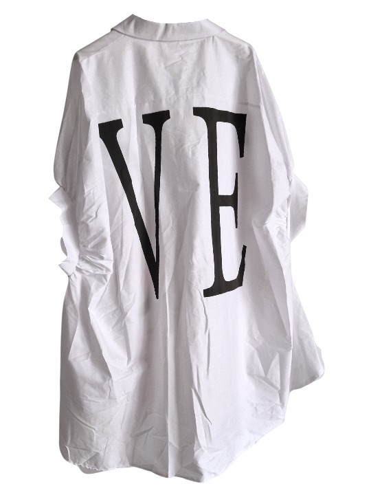 Chemise longue et oversize blanche, inscriptions LO VE recto/verso, écritures styles graffitis rose bonbon.