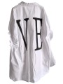 Chemise longue et oversize blanche, inscriptions LO VE recto/verso, écritures styles graffitis rose bonbon.