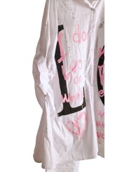 Chemise longue et oversize blanche, inscriptions LO VE recto/verso, écritures styles graffitis rose bonbon.