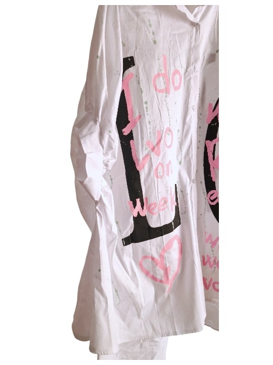 Chemise longue et oversize blanche, inscriptions LO VE recto/verso, écritures styles graffitis rose bonbon.