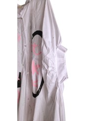 Chemise longue et oversize blanche, inscriptions LO VE recto/verso, écritures styles graffitis rose bonbon.