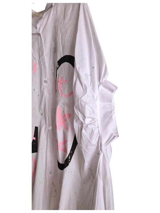 Chemise longue et oversize blanche, inscriptions LO VE recto/verso, écritures styles graffitis rose bonbon.