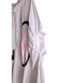 Chemise longue et oversize blanche, inscriptions LO VE recto/verso, écritures styles graffitis rose bonbon.