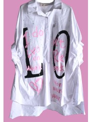 Chemise longue et oversize blanche, inscriptions LO VE recto/verso, écritures styles graffitis rose bonbon.