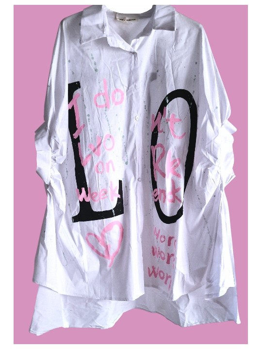 Chemise longue et oversize blanche, inscriptions LO VE recto/verso, écritures styles graffitis rose bonbon.