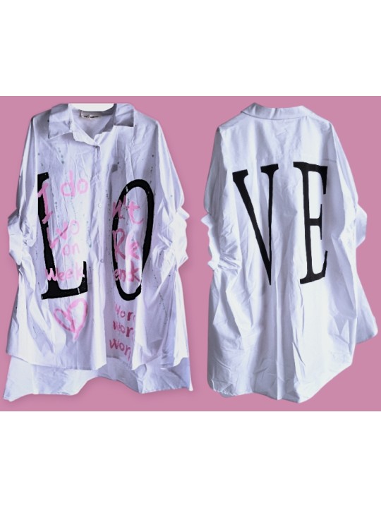 Chemise longue et oversize blanche, inscriptions LO VE recto/verso, écritures styles graffitis rose bonbon.