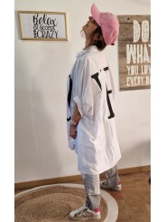 Chemise longue et oversize blanche, inscriptions LO VE recto/verso, écritures styles graffitis rose bonbon.