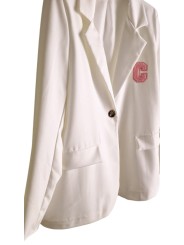 Soyez stylée avec ce blazer blanc, fluide, patch C en bouclette rose sur la poitrine