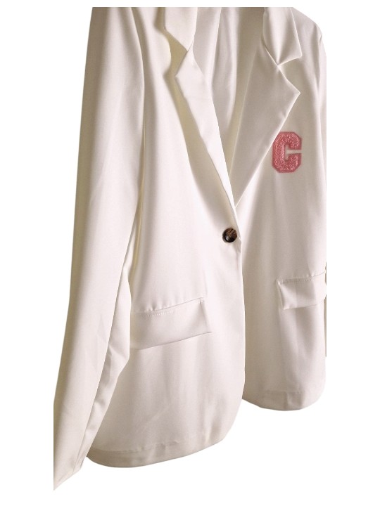 Soyez stylée avec ce blazer blanc, fluide, patch C en bouclette rose sur la poitrine