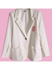 Soyez stylée avec ce blazer blanc, fluide, patch C en bouclette rose sur la poitrine