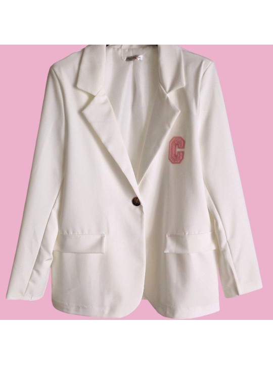 Soyez stylée avec ce blazer blanc, fluide, patch C en bouclette rose sur la poitrine