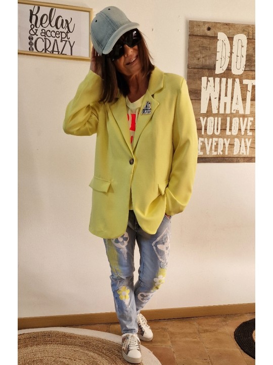 Blazer jaune, fluide, patch "no bad vibes" sur le col.