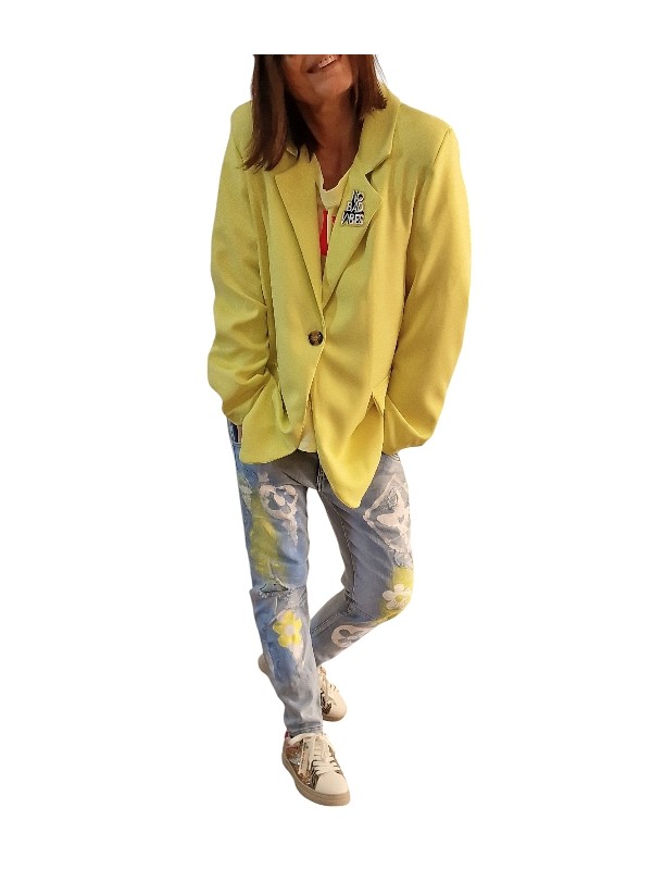 Blazer jaune, fluide, patch "no bad vibes" sur le col.