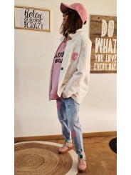 Soyez stylée avec ce blazer blanc, fluide, patch C en bouclette rose sur la poitrine