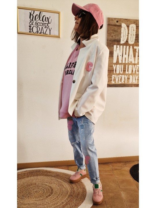 Soyez stylée avec ce blazer blanc, fluide, patch C en bouclette rose sur la poitrine