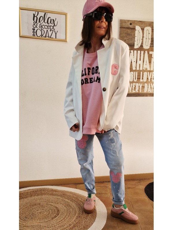 Soyez stylée avec ce blazer blanc, fluide, patch C en bouclette rose sur la poitrine