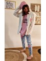 Soyez stylée avec ce blazer blanc, fluide, patch C en bouclette rose sur la poitrine