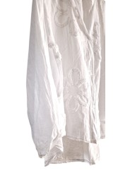 Chemise blanche en coton gaufré, légère et fluide, motif fleurs en relief