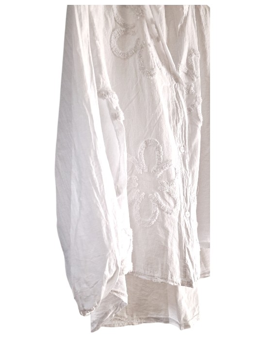 Chemise blanche en coton gaufré, légère et fluide, motif fleurs en relief