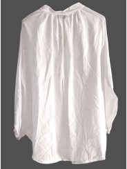 Chemise blanche en coton gaufré, légère et fluide, motif fleurs en relief