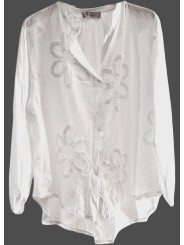 Chemise blanche en coton gaufré, légère et fluide, motif fleurs en relief