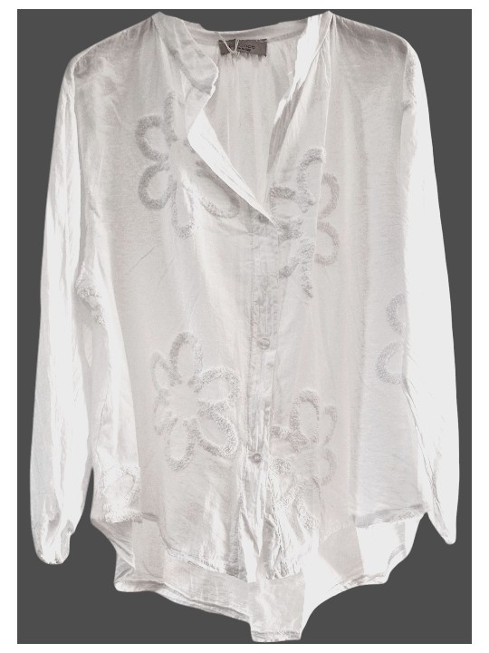 Chemise blanche en coton gaufré, légère et fluide, motif fleurs en relief