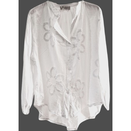 Chemise blanche en coton gaufré, légère et fluide, motif fleurs en relief