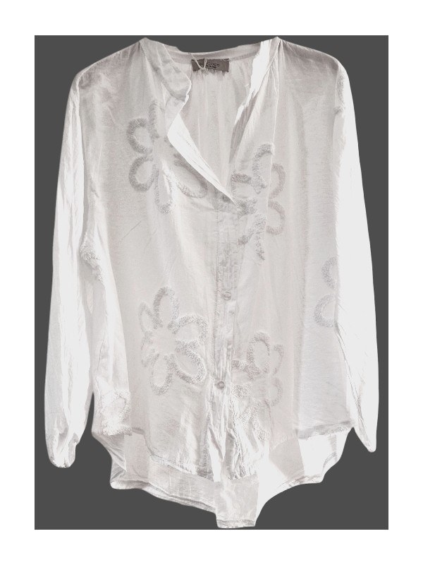 Chemise blanche en coton gaufré, légère et fluide, motif fleurs en relief