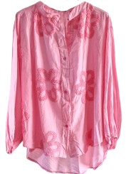 Chemise rose en coton gaufré, légère et fluide, motif fleurs en relief