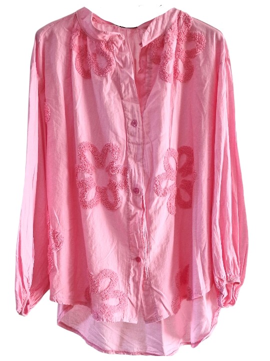 Chemise rose en coton gaufré, légère et fluide, motif fleurs en relief