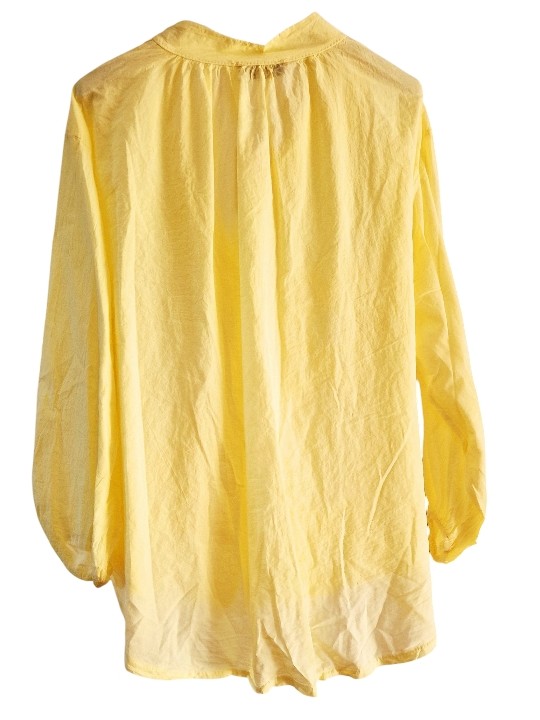 Chemise jaune en coton gaufré, légère et fluide, motif fleurs en relief