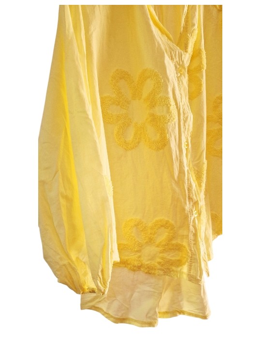 Chemise jaune en coton gaufré, légère et fluide, motif fleurs en relief