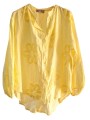 Chemise jaune en coton gaufré, légère et fluide, motif fleurs en relief